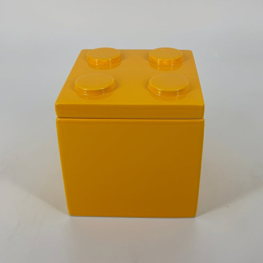 Cubo smaltato giallo brillante con coperchio, ceramica artigianale Popikò, fatto a mano, stile contemporaneo Made in Italy.