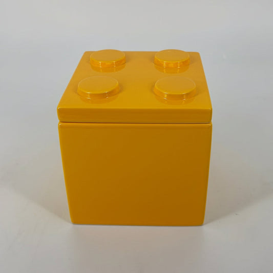 Cubo smaltato giallo brillante con coperchio, ceramica artigianale Popikò, fatto a mano, stile contemporaneo Made in Italy.