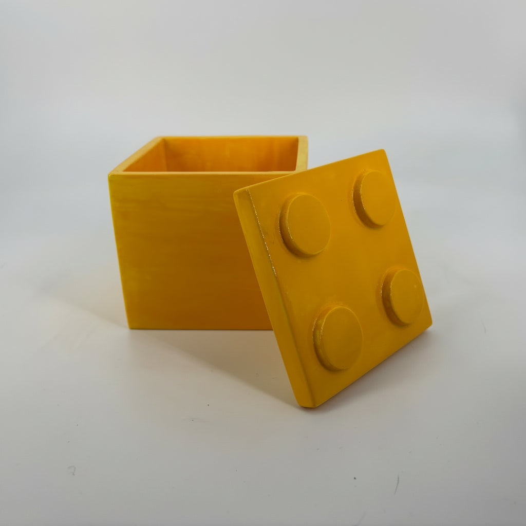 Contenitore quadrato in ceramica artigianale Popikò giallo opaco con coperchio decorativo, Made in Italy fatto a mano.
