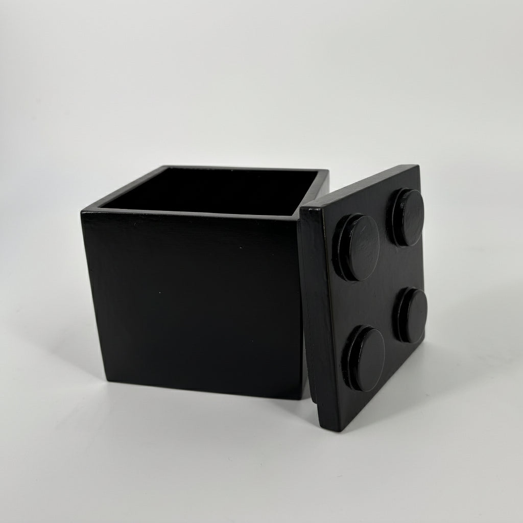 Cubo smaltato nero opaco in ceramica artigianale Popikò, Made in Italy, con coperchio decorativo a bottoni rialzati.