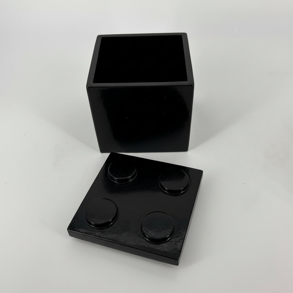 Cubo smaltato nero lucido Popikò in ceramica artigianale Made in Italy, contenitore con coperchio minimalista fatto a mano.